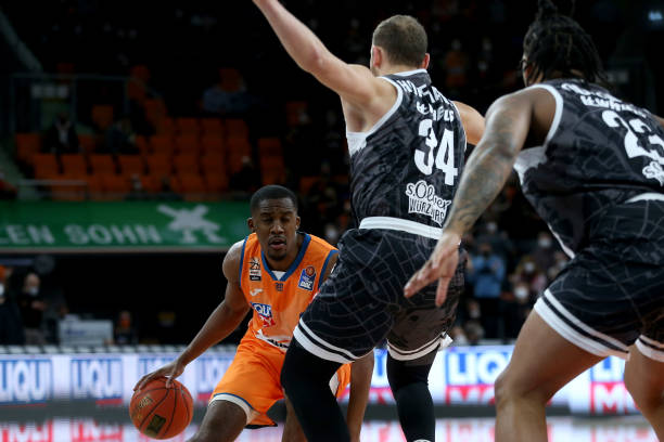 鲁的执教下 鲁的执教下